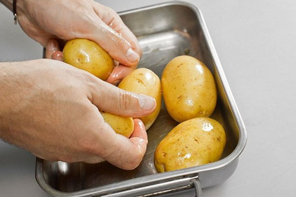 vask poteter og bake