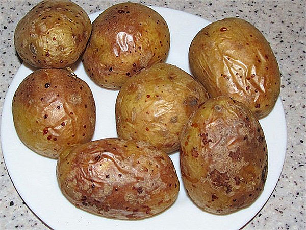 kentang panggang yang dikupas
