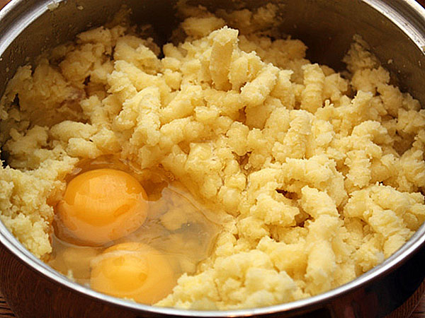 смешать картофель, яйцо и муку
