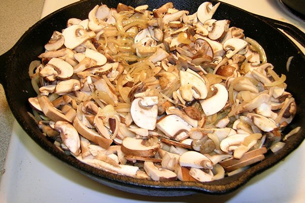 用洋葱炒蘑菇