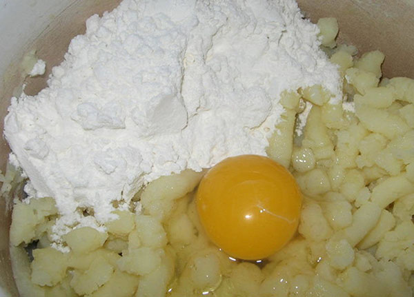 legg til mel og egg til poteter