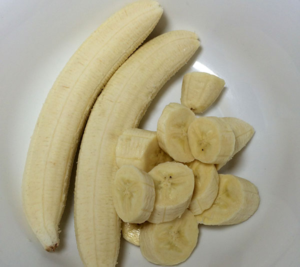 mengupas dan memotong pisang