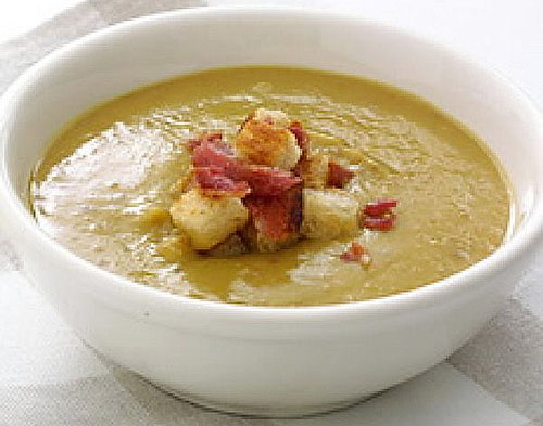 servir sopa com purê de batatas