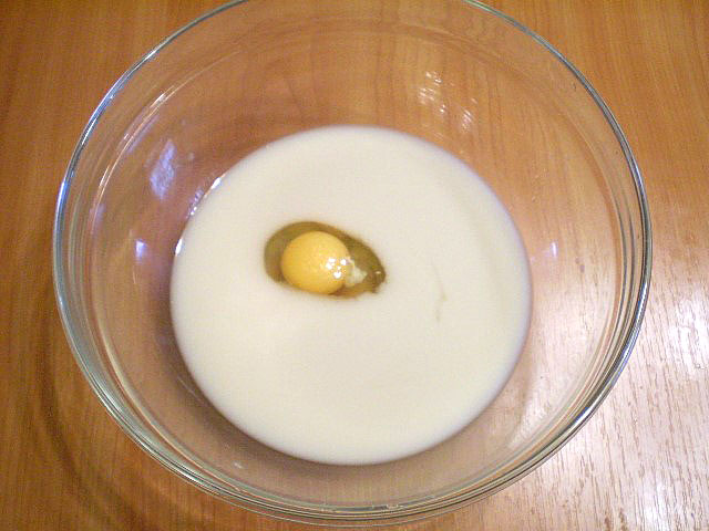 amestecați ouă, zahăr și iaurt
