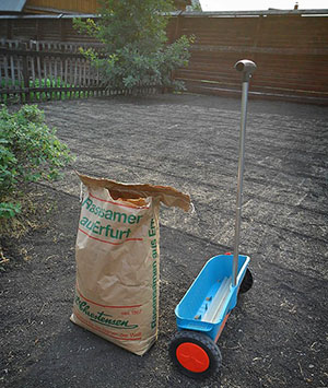 Usando uma semeadora manual para aplicar fertilizante