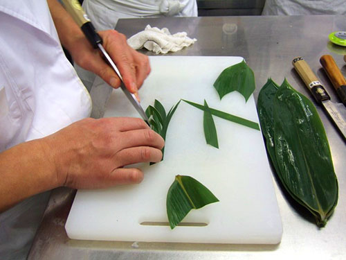 I Japan brukes aspidistrabladene til å dele opp retter på en skuff