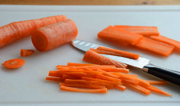 морковь нарезаем соломкой