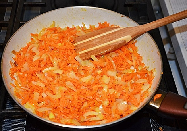 тушить морковь с луком