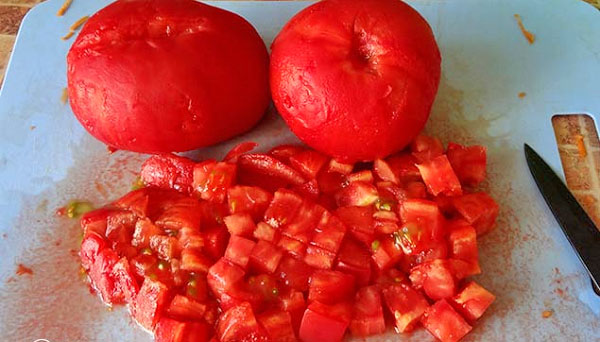 Peeled rajčice izrezane u kocke