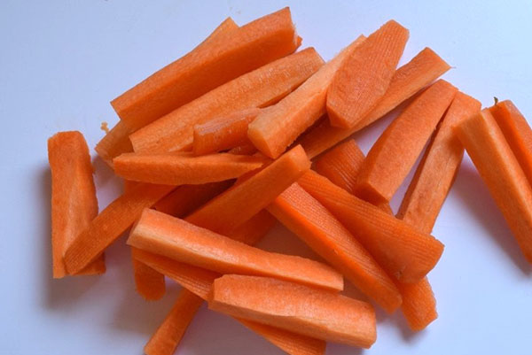 чистим морковь