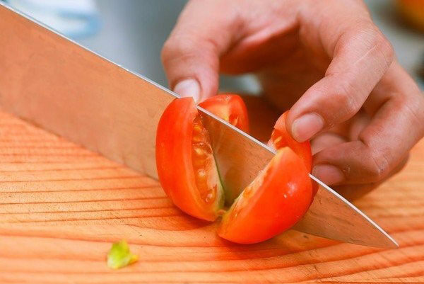 memotong tomato