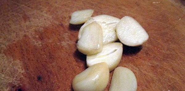 Basuh dan potong bawang putih