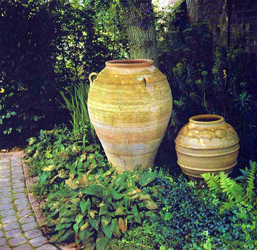 Vi pynter hagen med gryter og vaser