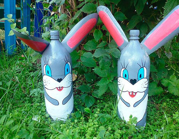 Plastik şişeden tavşanlar
