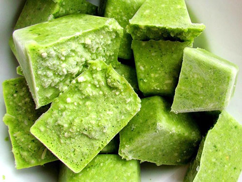 Ледяные кубики из свежей зелени