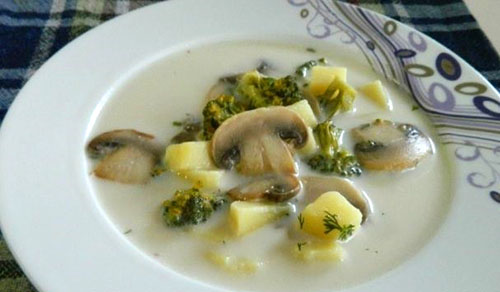 kaassoep met champignons en broccoli