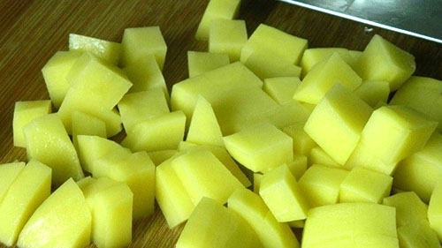 нарезать картофель кубиками