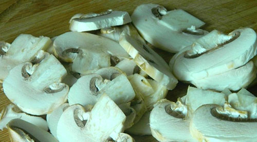 洗净切碎蘑菇