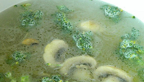 coloque cogumelos na sopa