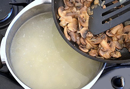 coloque cogumelos e cebolas em uma panela