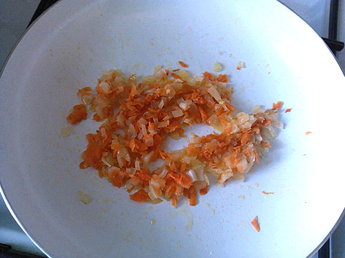 cenouras e cebolas fritas