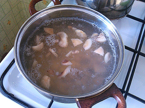 Coloque cogumelos e batatas em uma panela