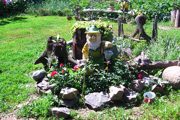 gnome menjaga taman