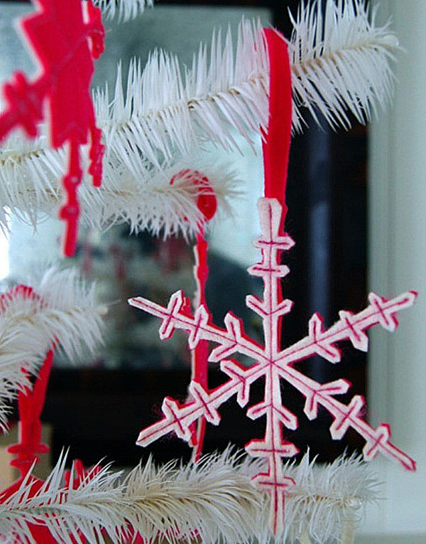 Vi dekorerar julgran med snöflingor av filt