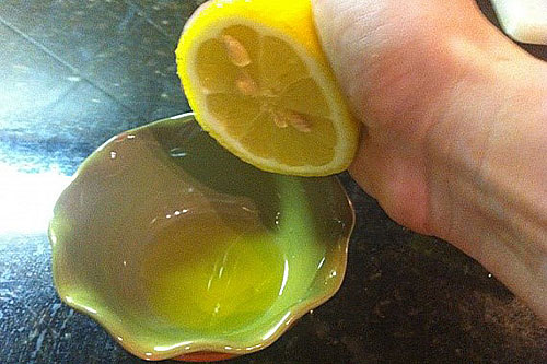 vytlačiť polovicu citrónovej šťavy