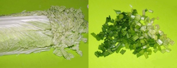 将白菜卷心菜和洋葱切碎