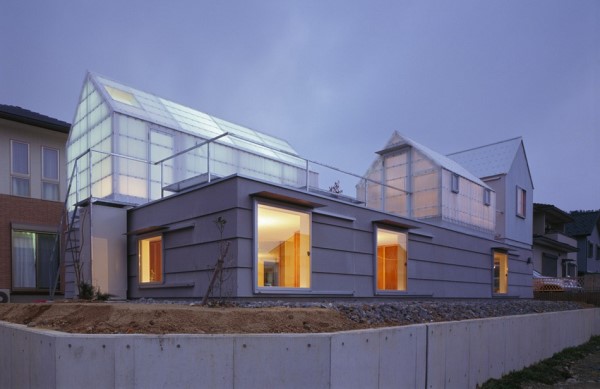 Hus, designat med ett växthus på taket