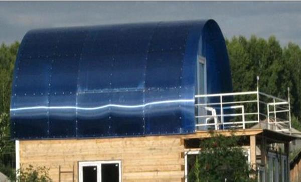 Rumah hijau dengan bumbung polikarbonat
