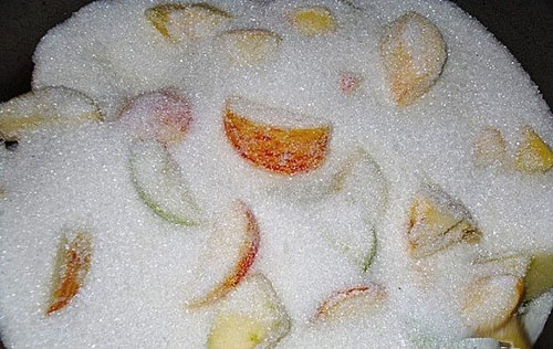 att täcka äppelskivor med socker