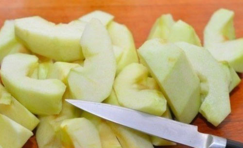 descasque maçãs e corte-as