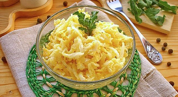 salata de la daikon, brânză și ouă