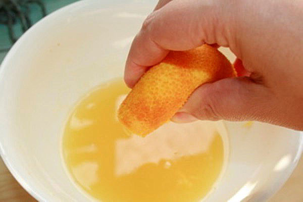 espremer o suco de laranja