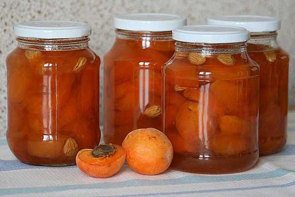 sylt från aprikoser och körsbärsplommon