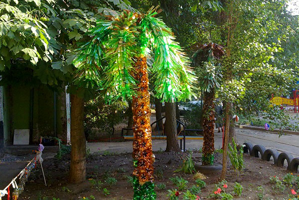 Original utförande av palm från plastflaskor