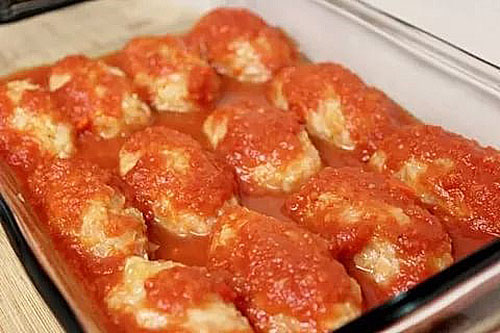 gulung kubis malas dalam krim masam dan sos tomato