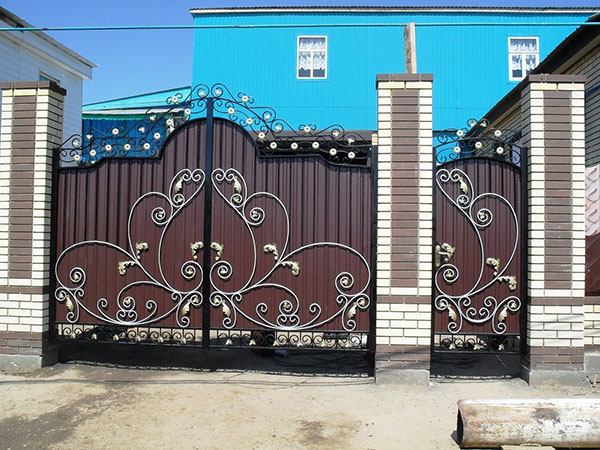 výkyvné kované brány a brána