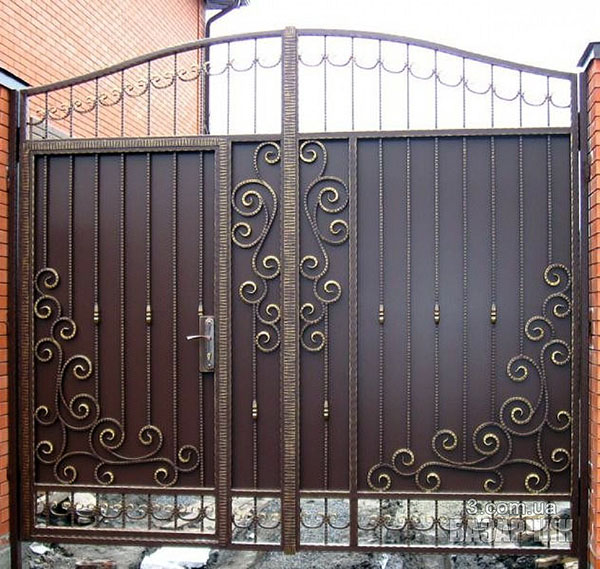 jednoduchá brána z tepaného železa s integrovanými dverami
