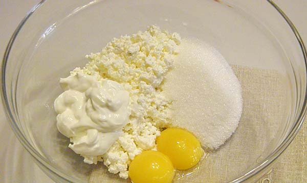 şeker ve süzme peynir ile yumurta karıştırın