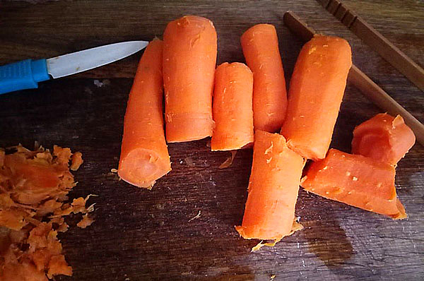 variť a olúpať mrkvu
