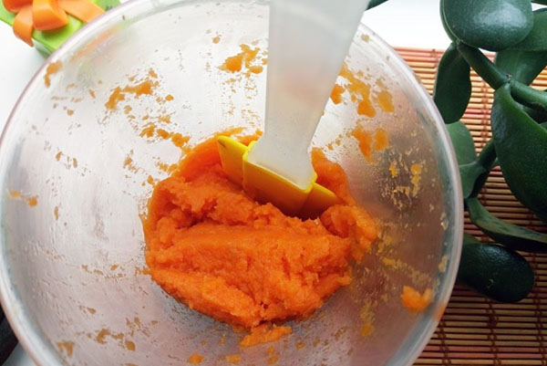 snijd de wortels in een blender