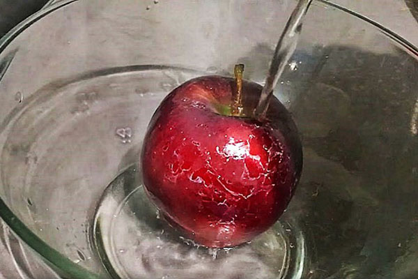 ล้างแอปเปิ้ล