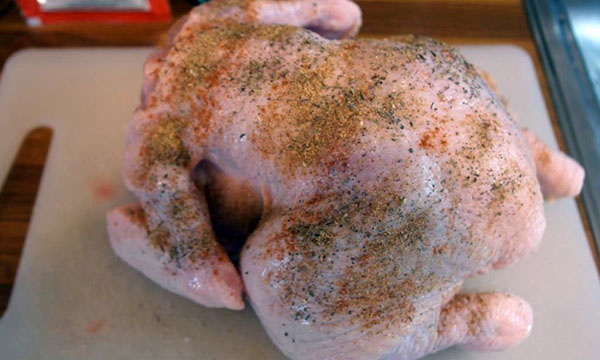 strö kycklingen med en blandning av kryddor