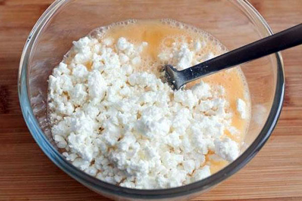 pomiješajte sir sa jajašima i šećerom
