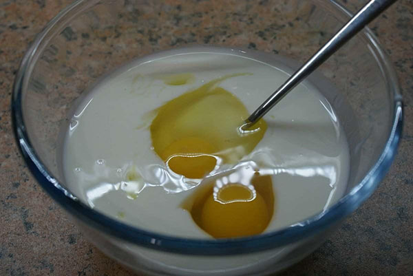 jemný cukor, vajcia a jogurt