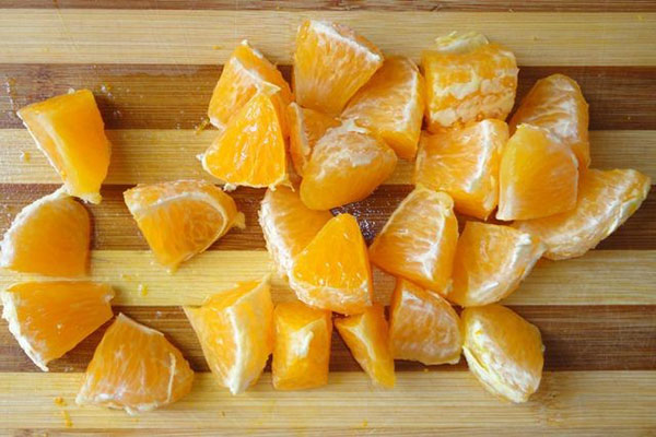 нарезать апельсин и удалить косточки