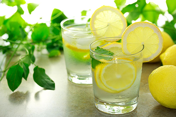 Vatten med citron på en tom mage